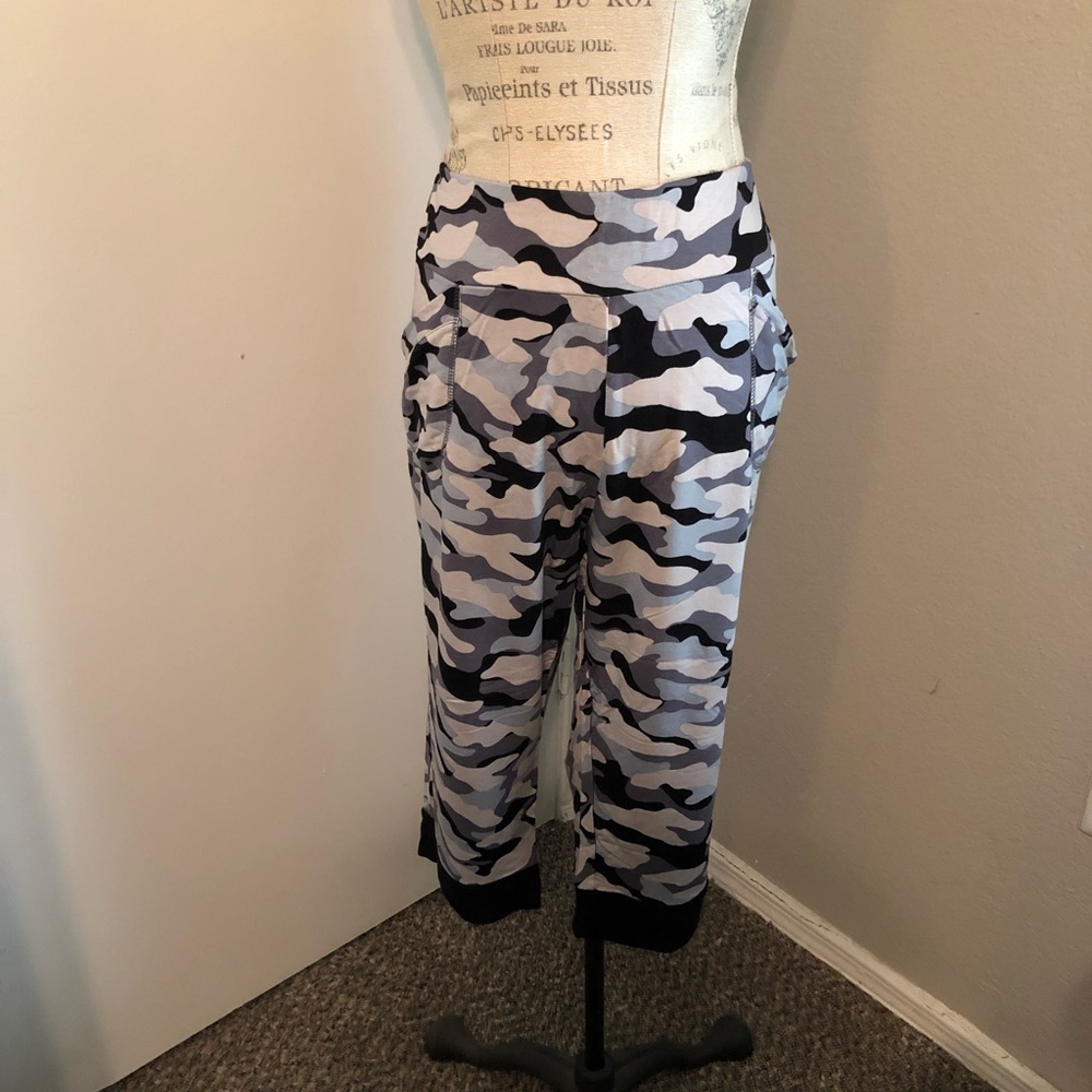 NWT LOGO Lounge French Terry Camo Printed Capri pants - Black XL